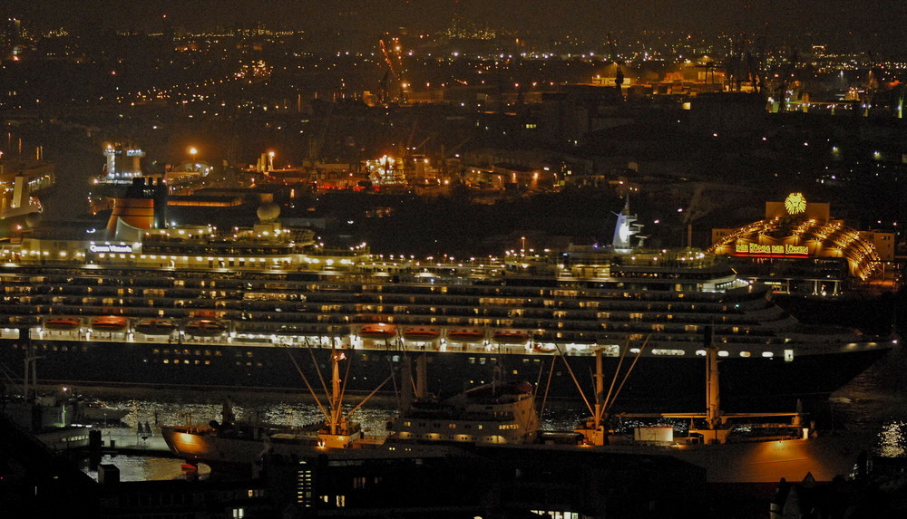 Lichtermeer mit Kreuzfahrtschiff