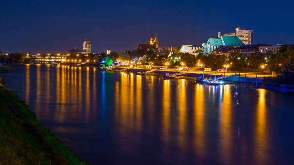 Lichtermehr auf der Elbe