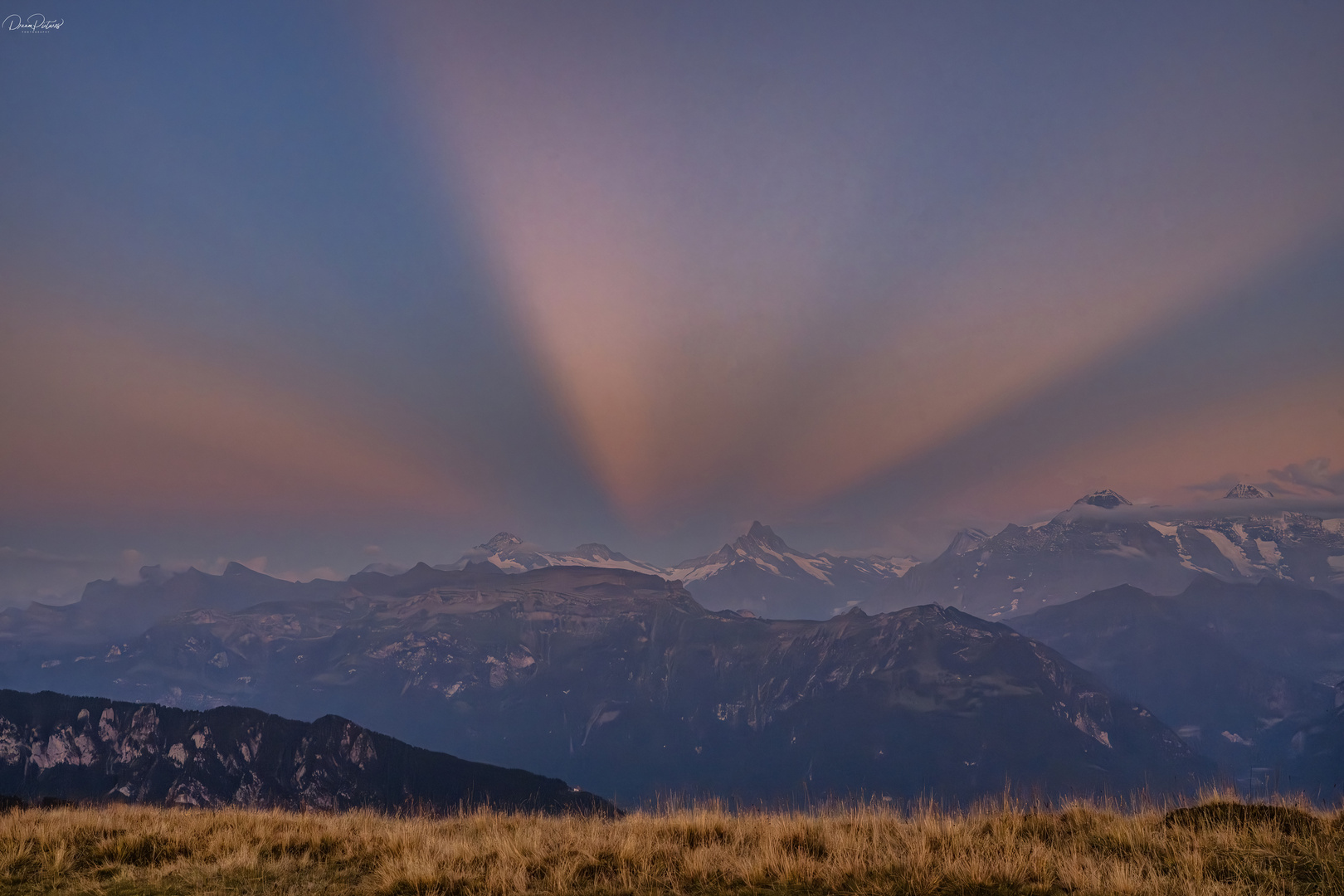 Lichtershow über den Berner Alpen