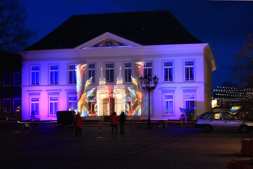 Lichterspektakel am Rathaus Esens.