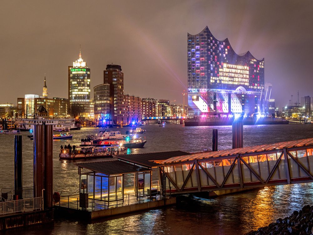 Lichterspiel am Eröffnungstag der Elbphilharmonie