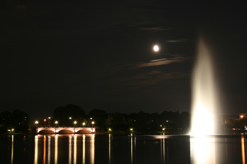 Lichterspiel auf der Binnenalster bei Nacht