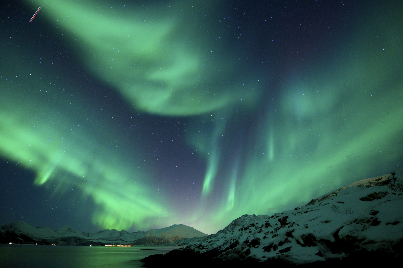 lichtersturm über dem fjord