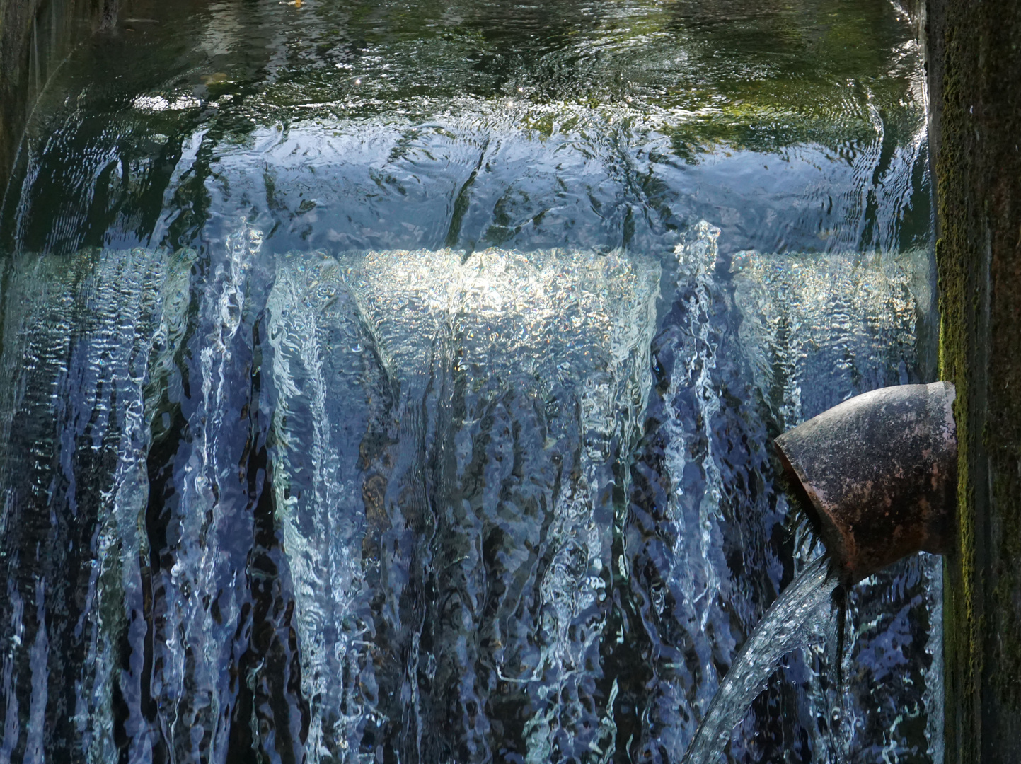 Lichtfarbflecken im Wasser