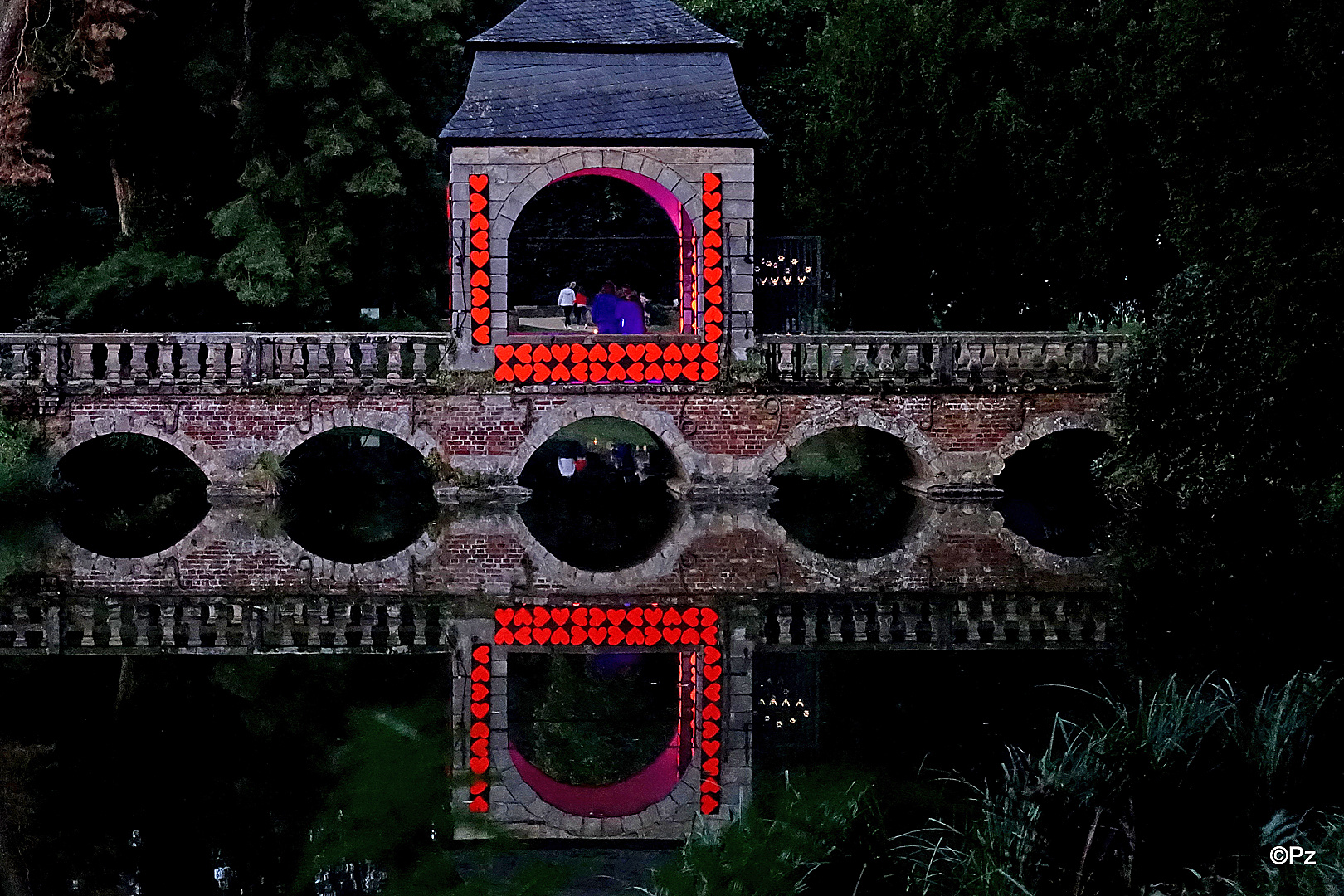 Lichtfestival Schloss Dyck 2021: Brücke der Liebe by Studio Sensito ...