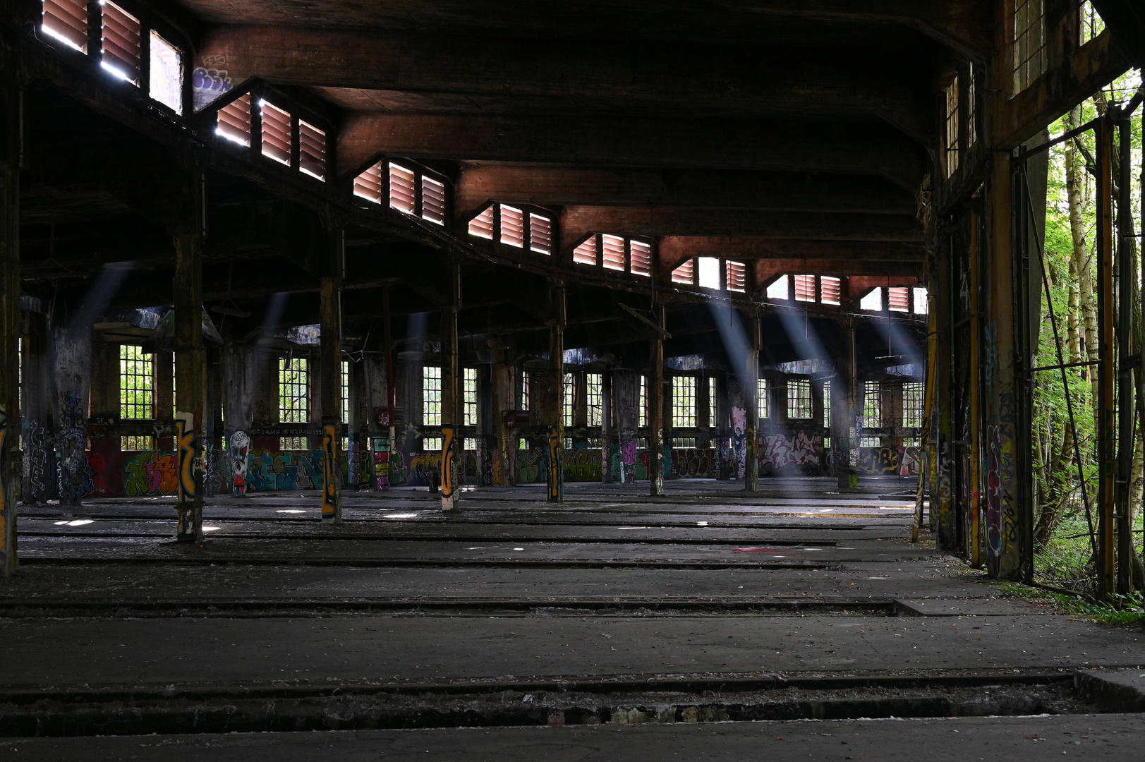 Lichtfinger in alter Fabrikhalle