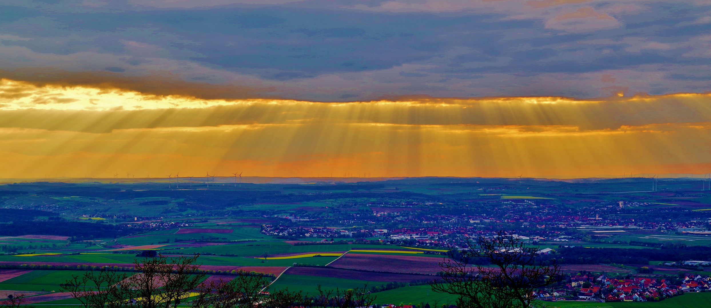 Lichtfluten über dem Kitzinger Land vom Schwanberg aus