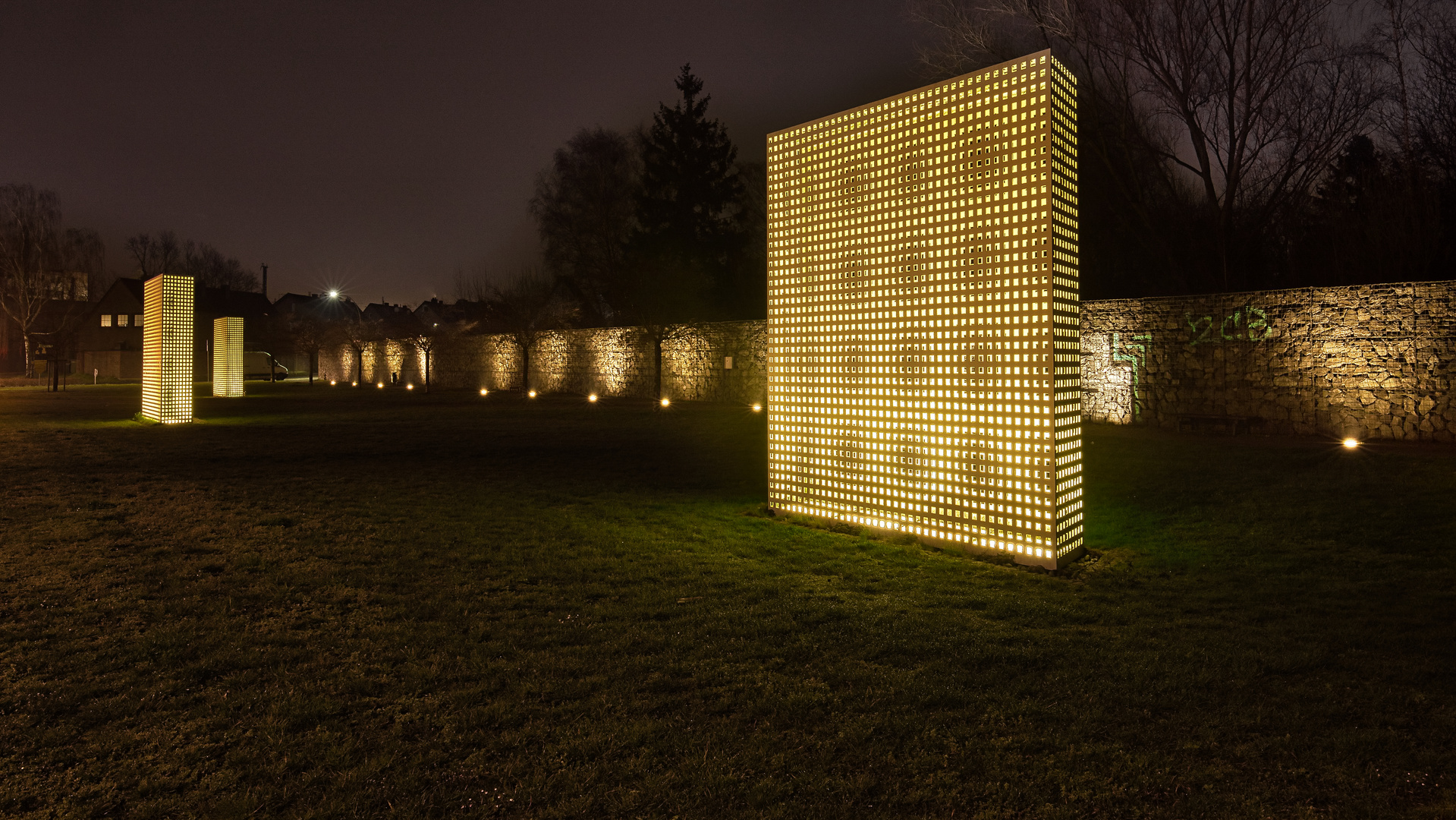 "Lichtfossil" in Bottrop bei Nacht