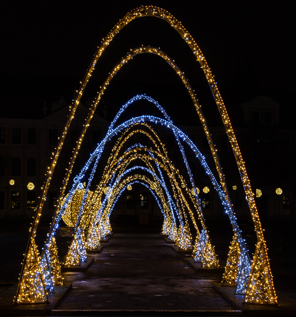 Lichtgang auf dem Domplatz bei Nacht