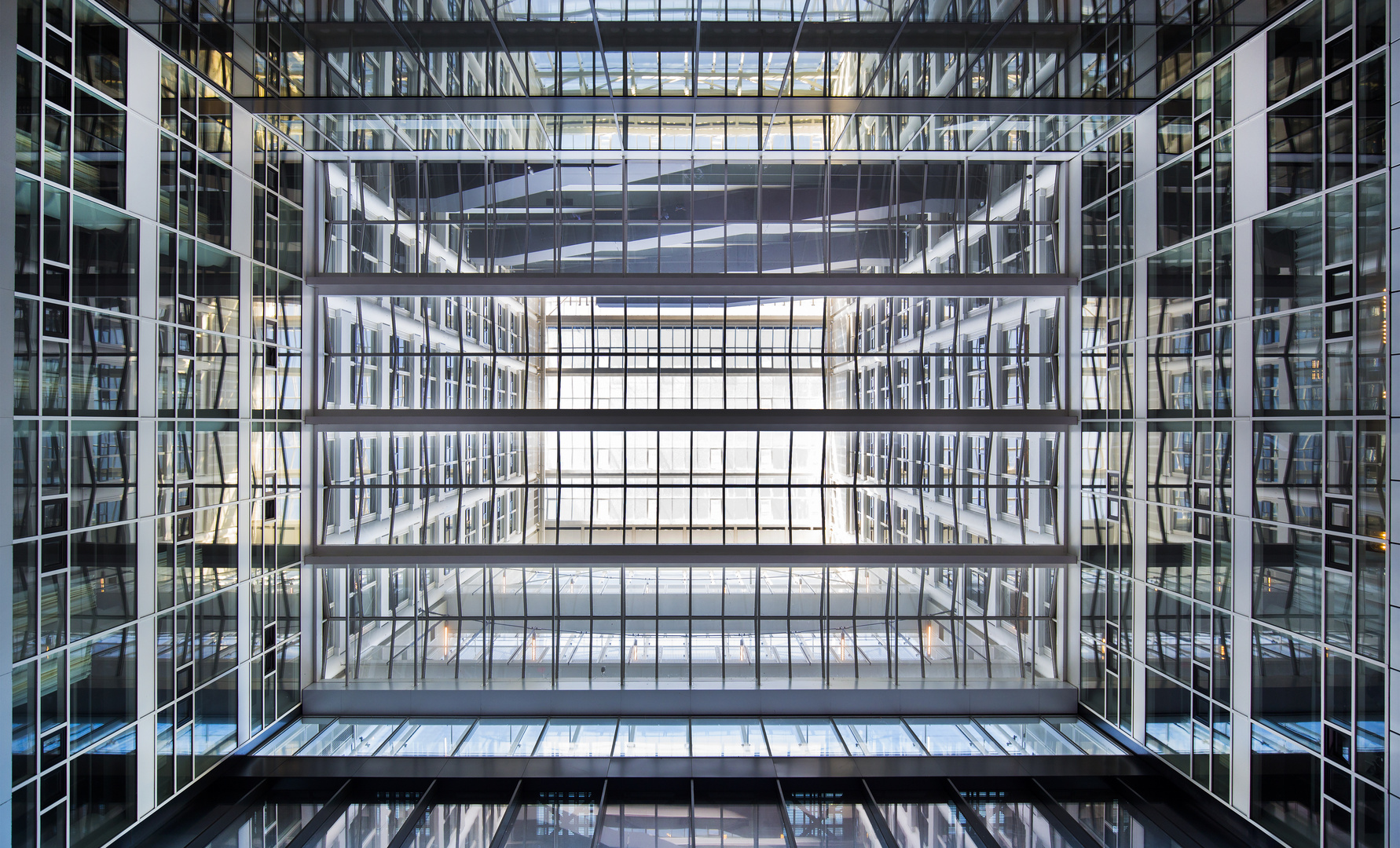 Lichthof eines Bürogebäudes in Den Haag