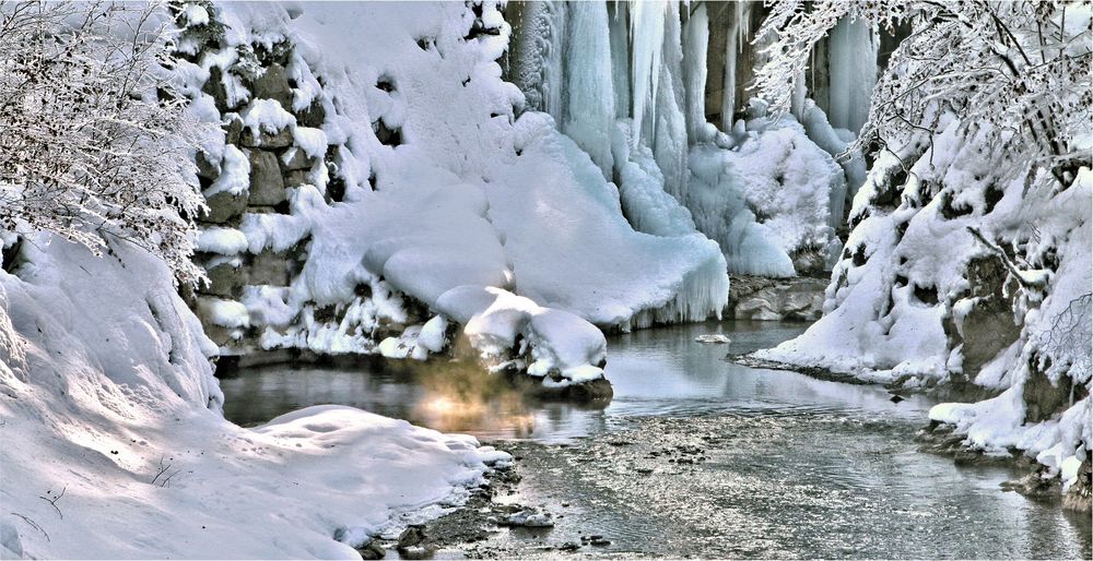 LICHTINSEL IM EISBACH