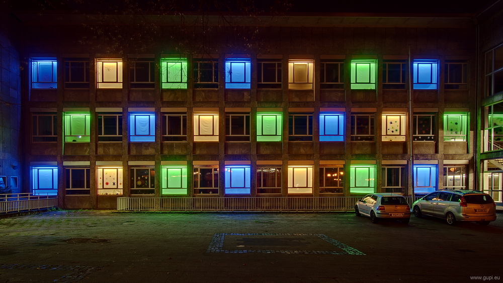 Lichtinstallation „Fensterfassade“ von Peter Brdenk