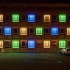 Lichtinstallation „Fensterfassade“ von Peter Brdenk