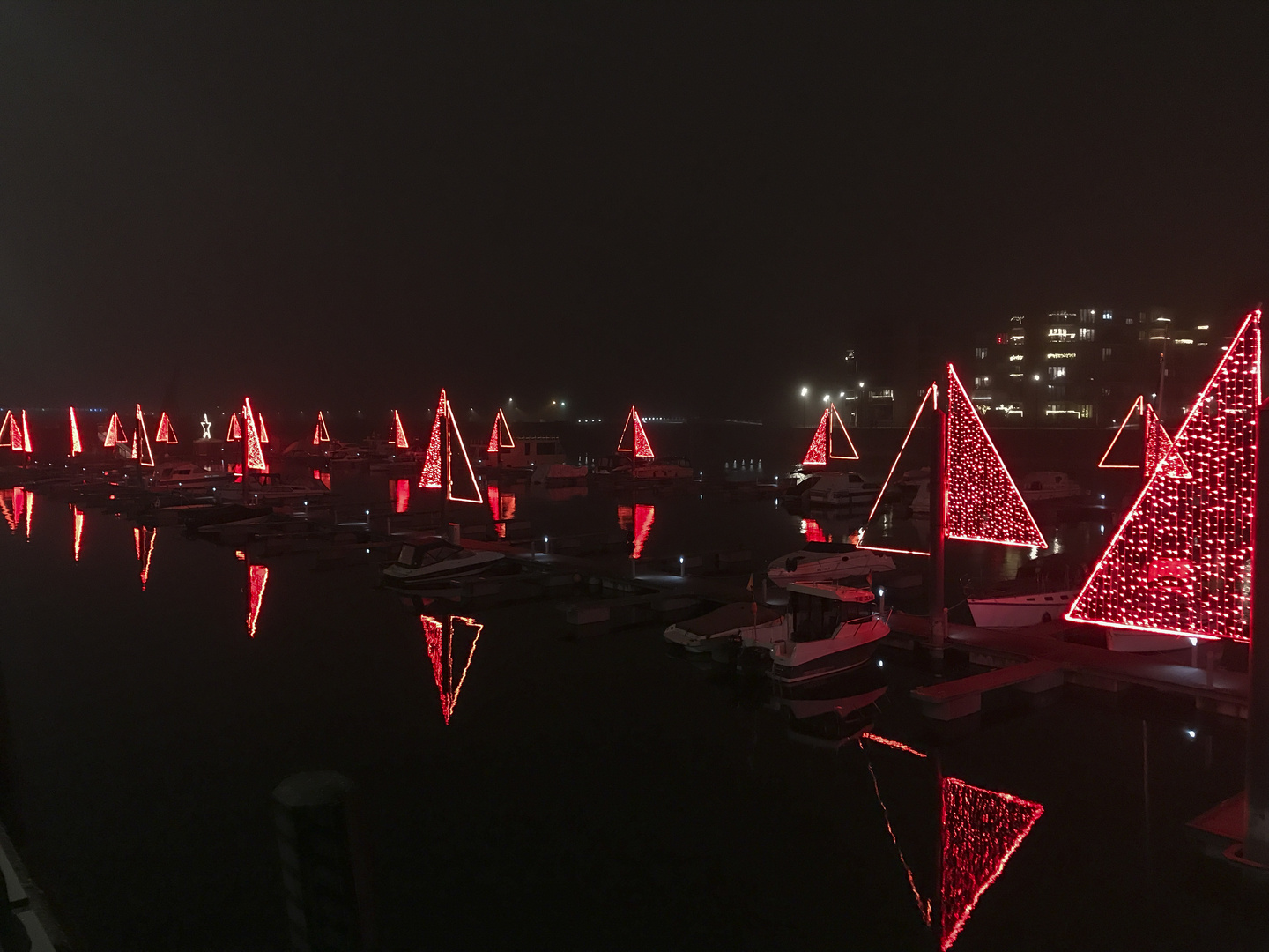 Lichtinstallation in der Marina im Zollhafen in Mainz