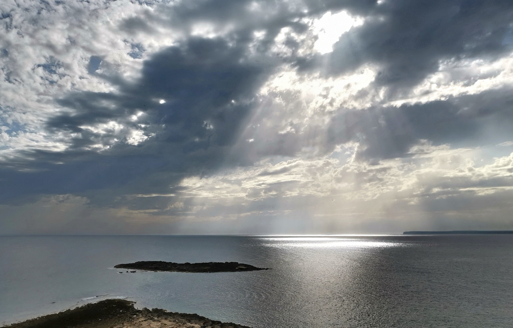 Lichtkegel am Meer