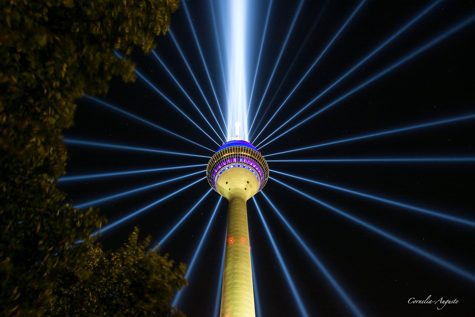 Lichtkomet am Rheinturm..