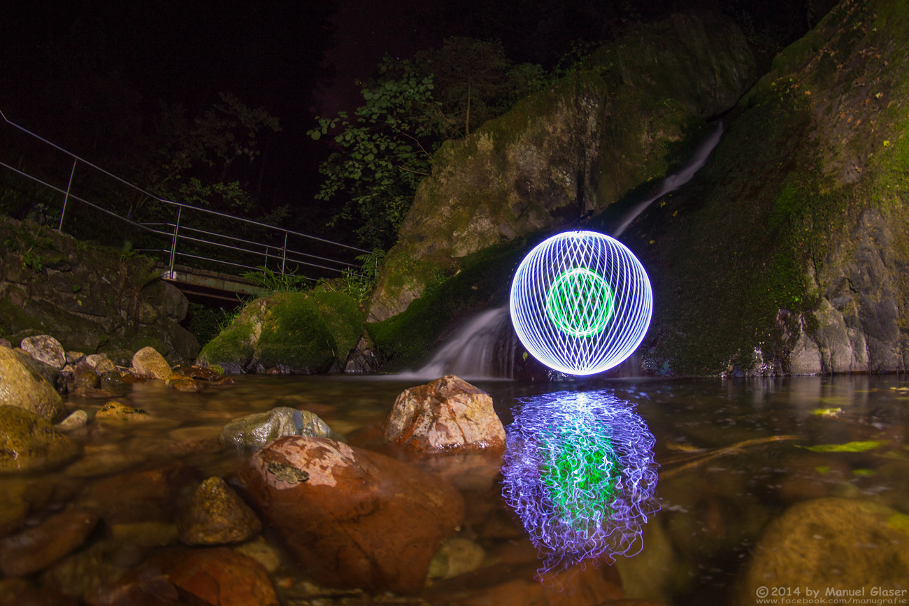 Lichtkugel am Wasserfall