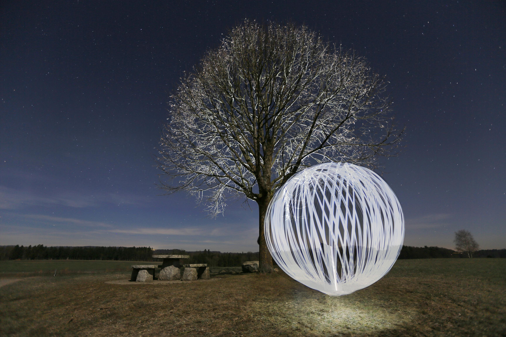 Lichtkugel auf dem Grillplatz