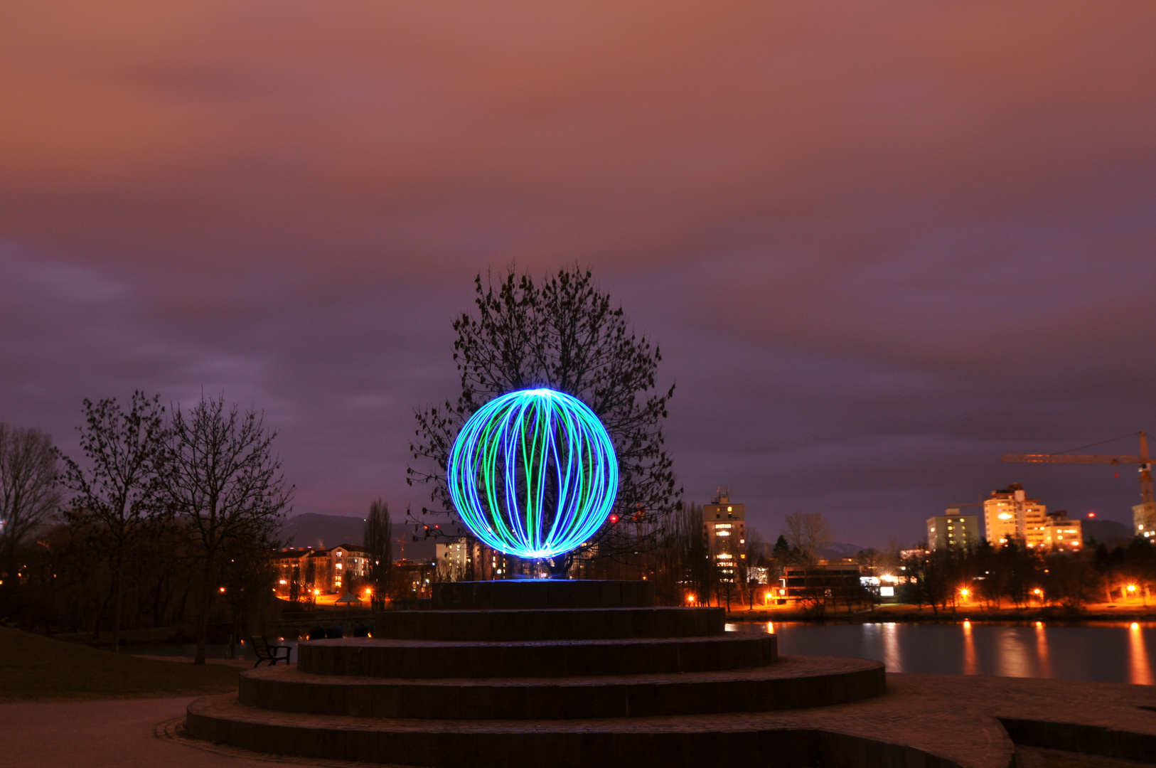 Lichtkugel schwebend - am Flückigersee in Freiburg