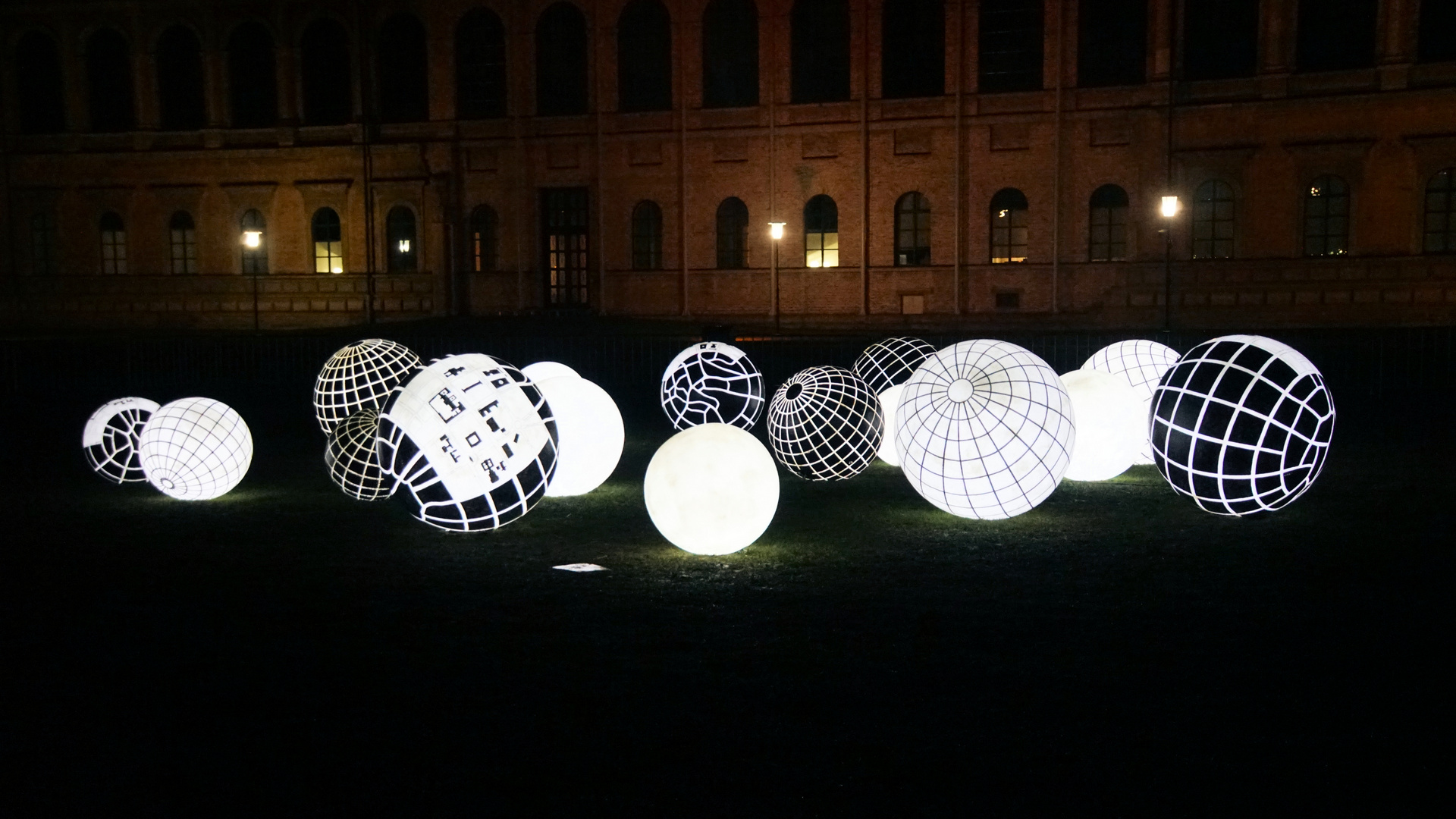 Lichtkugeln vor der Alten Pinakothek