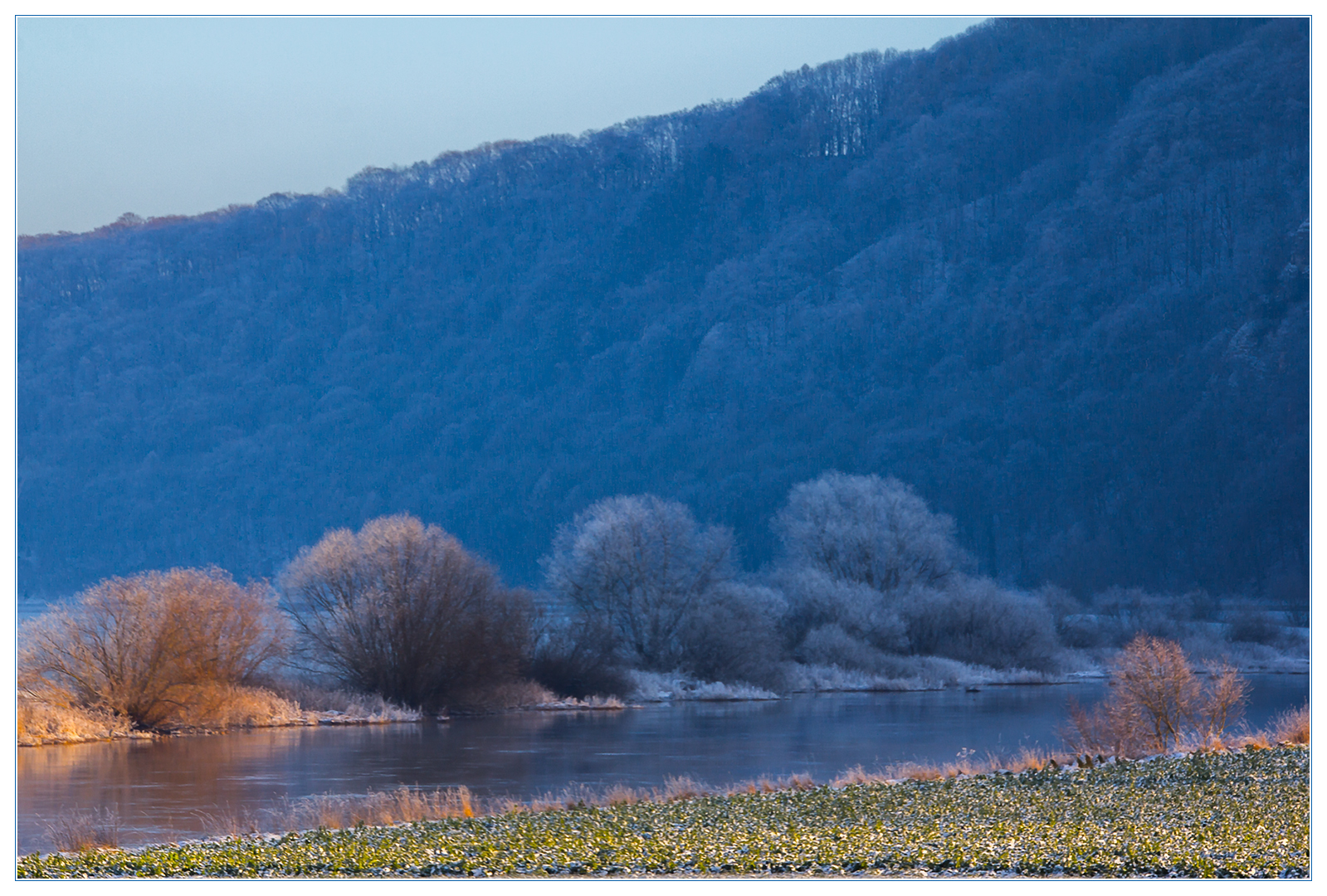 Lichtorange und schattenblau... (Winter-Impression an der Weser...)