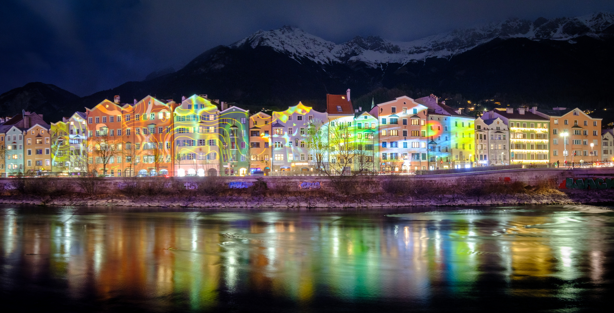 Lichtprojektionen in Innsbruck mit Bergpanorama