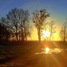 Lichtreflexe und Spiegelung der untergehenden Sonne