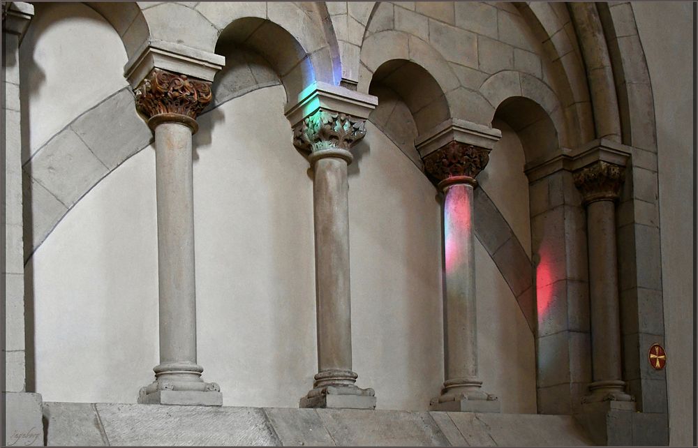 Lichtreflexionen auf den romanischen Säulen