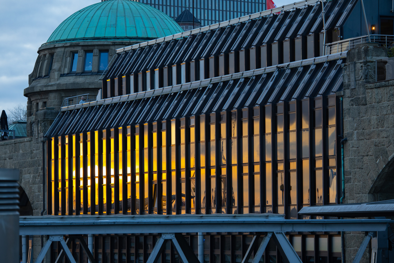 Lichtreflexionen im Hamburger Hafen