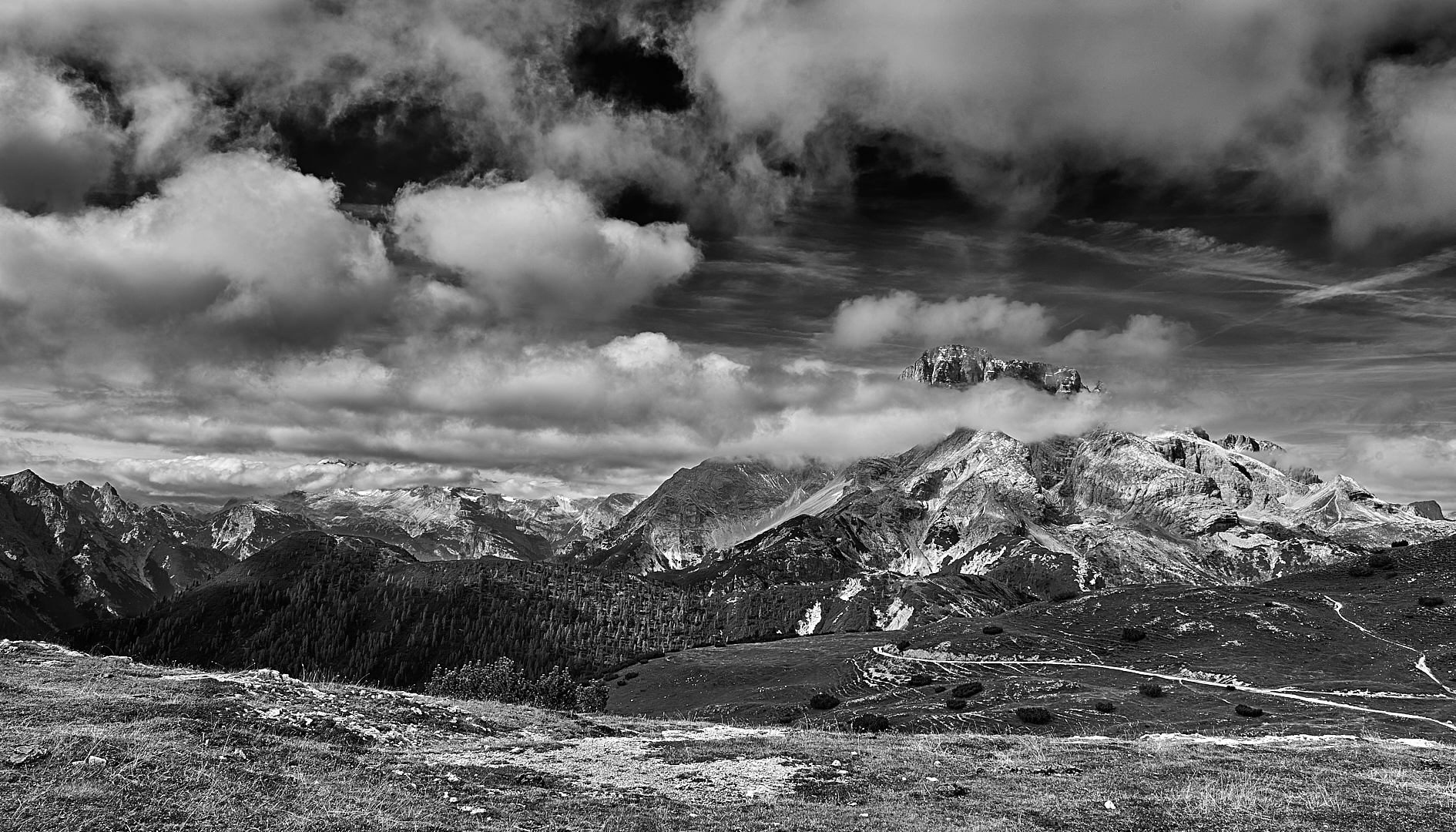 Lichtschattenspiel in den Pragser Dolomiten.