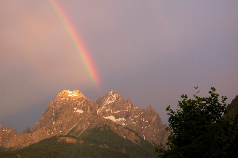 Lichtschauspiel am Himmel der Sextner Sonnenuhr