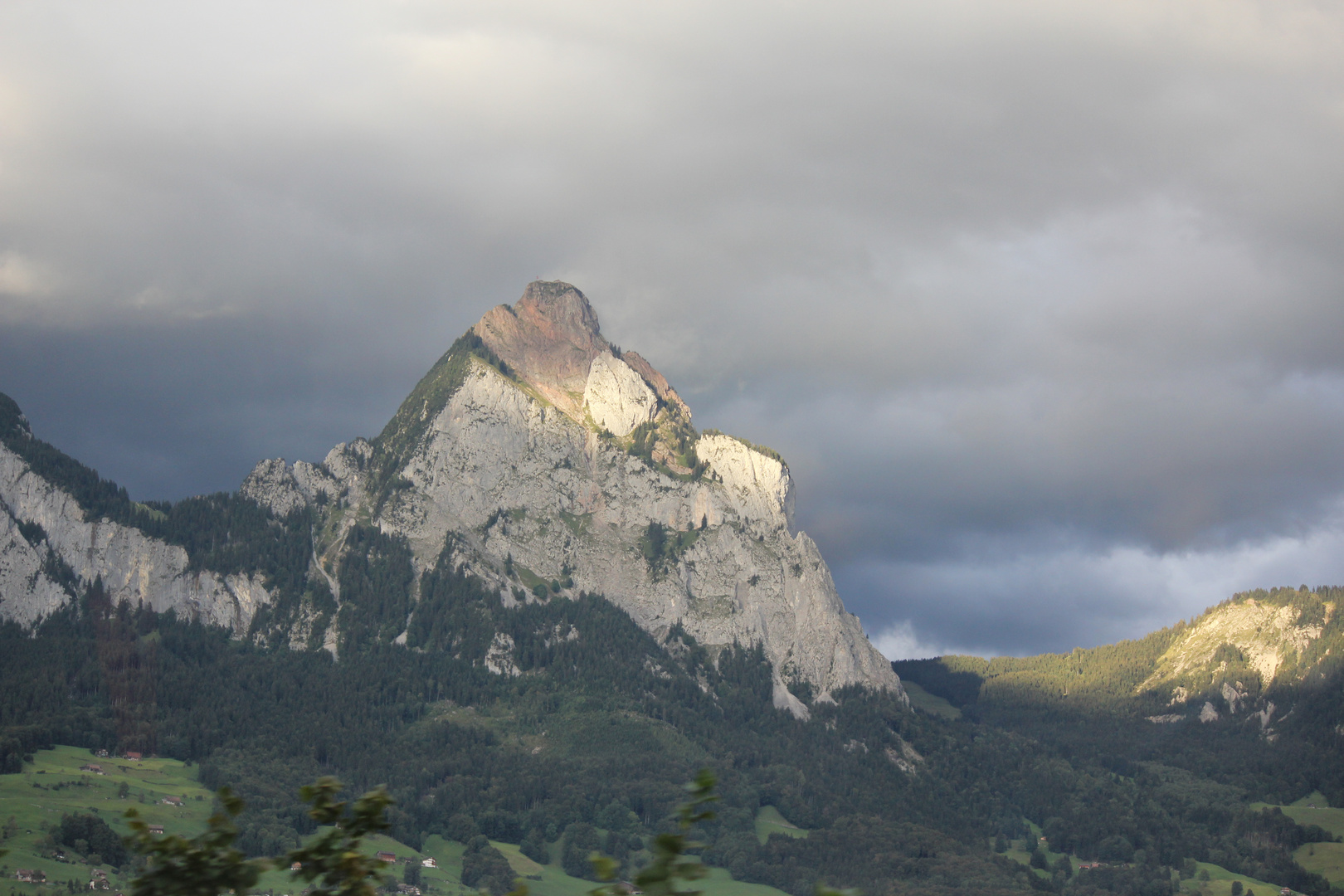 Lichtschein am Berg