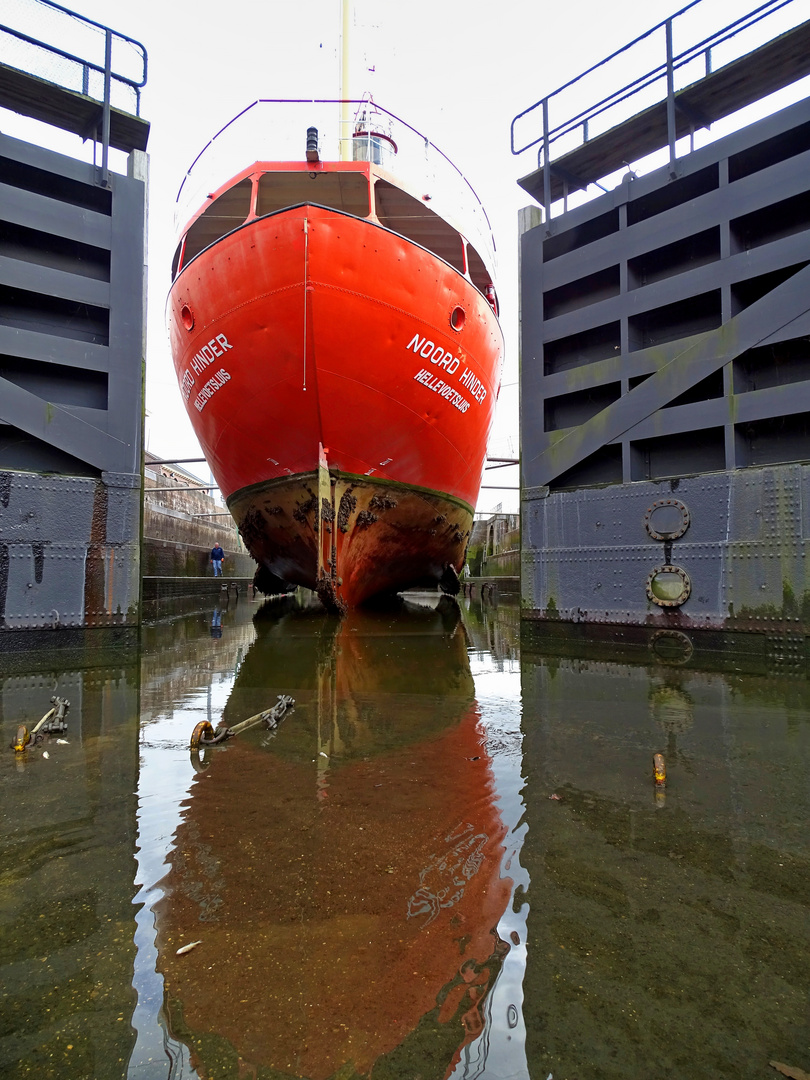 Lichtschiff mit Spiegelung