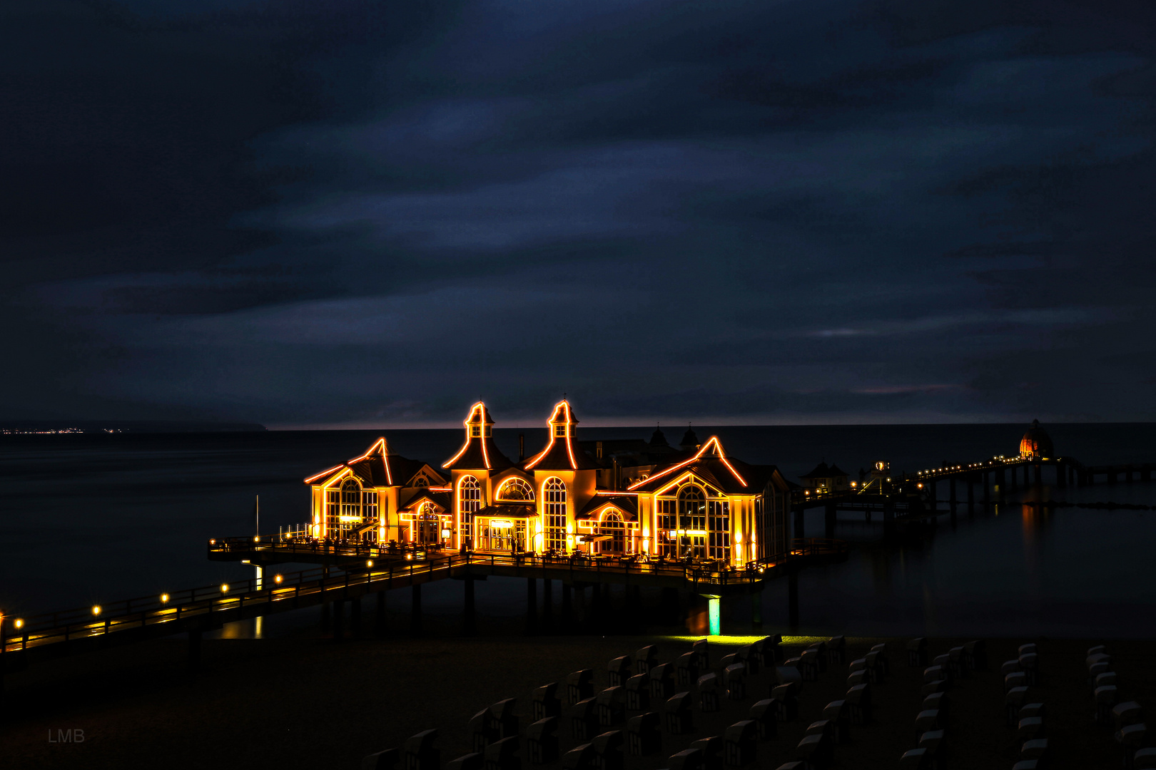 Lichtshow vor nächtlicher See