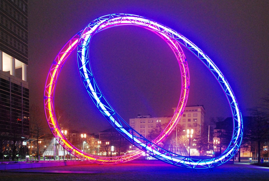 Lichtskulptur zwischen Kastor und Pollux