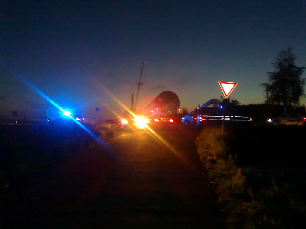 Lichtspektakel beim Absichern eines Schwertransportes bei Nacht