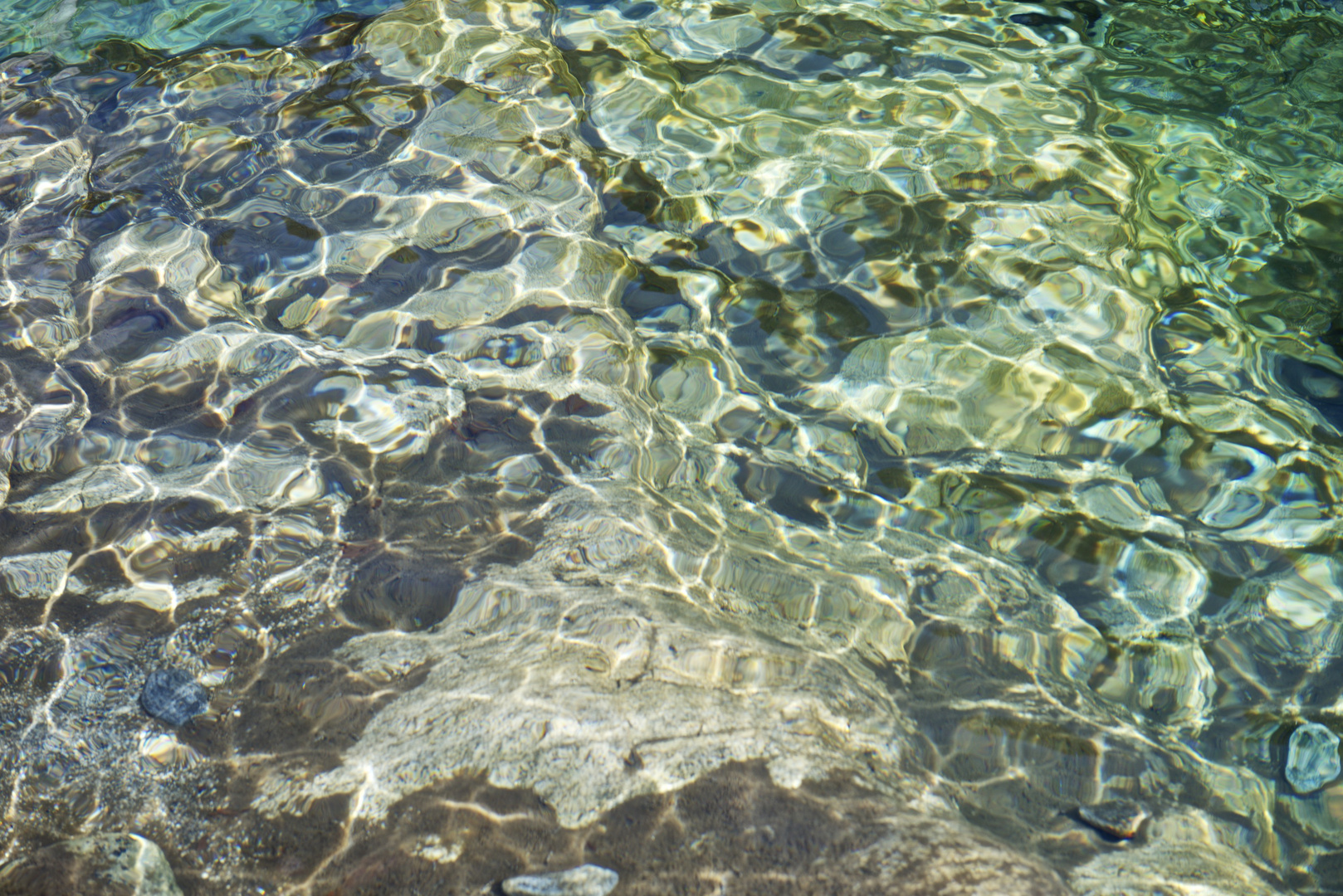 Lichtspiegelung im Wasser der Verzasca