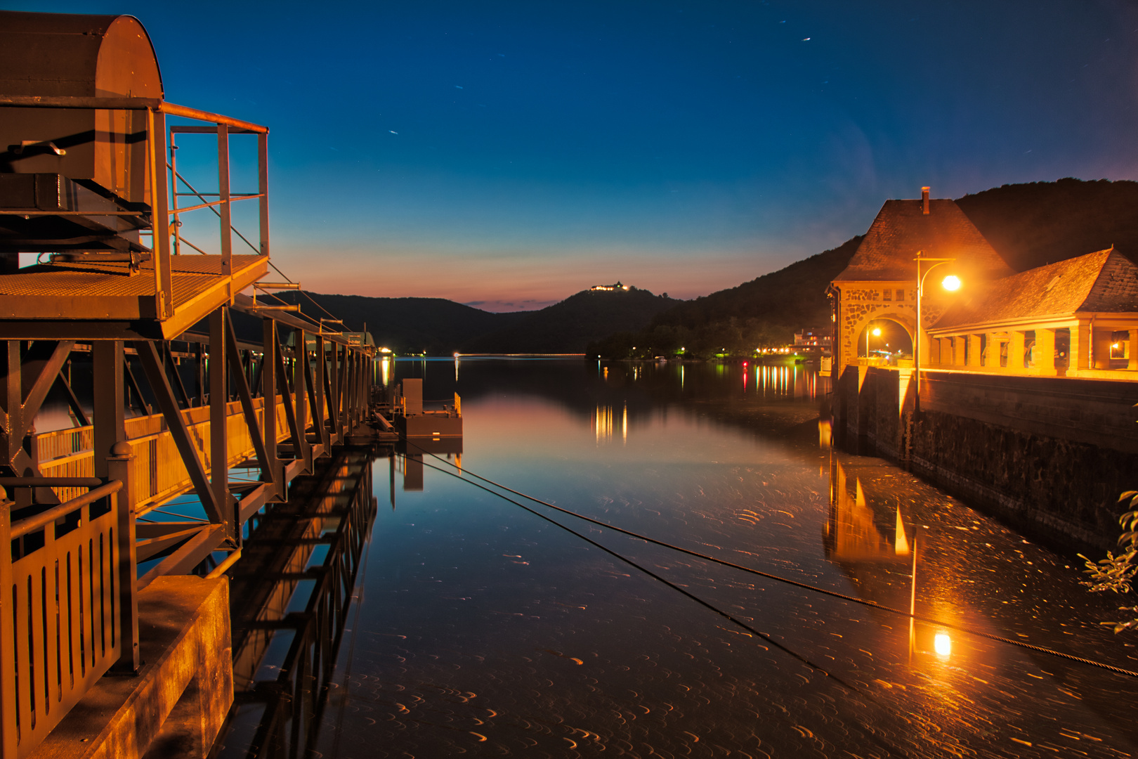 Lichtspiegelungen an der Edertalsperre.