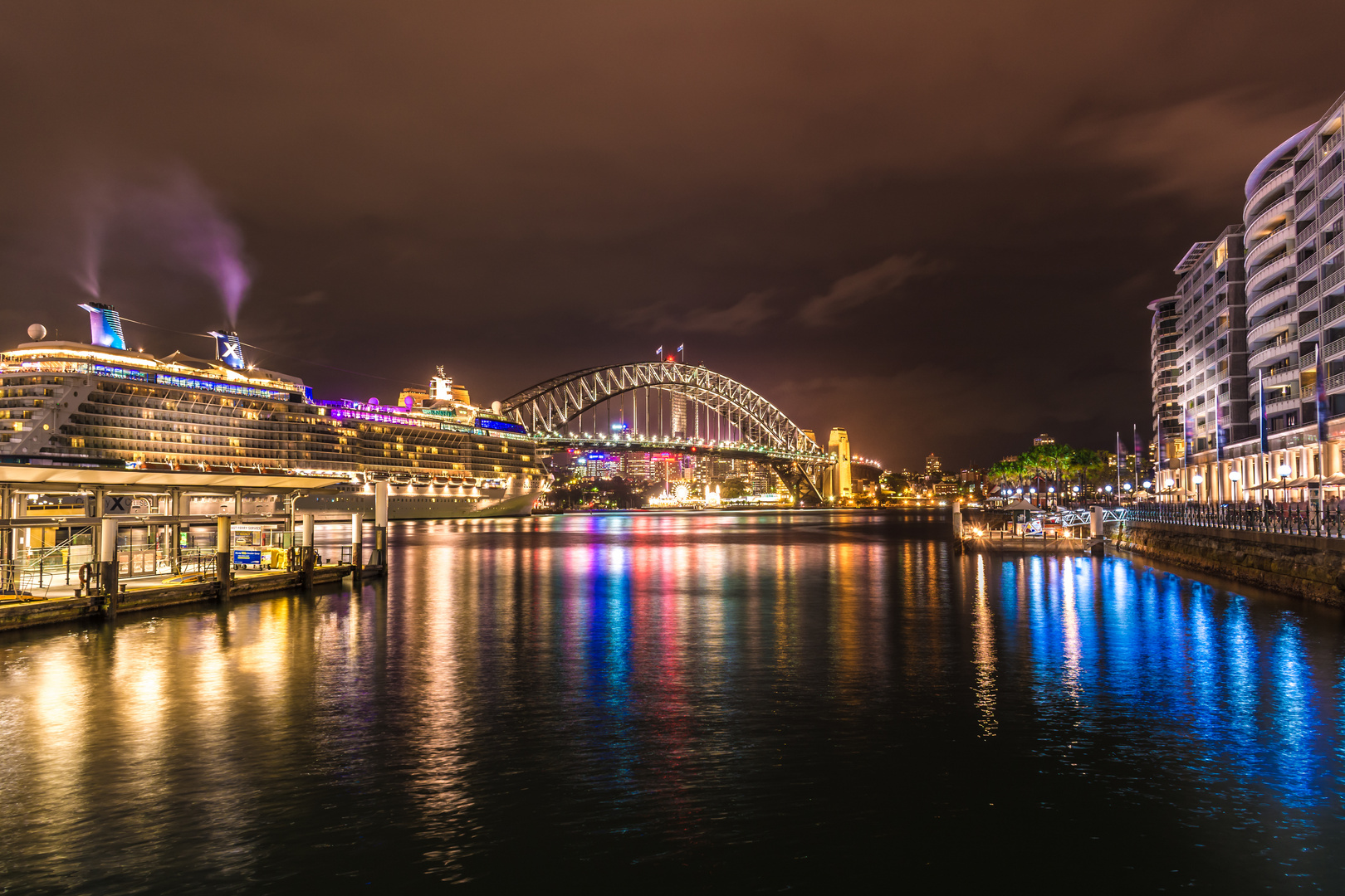 Lichtspiegelungen im Hafen von Sydney