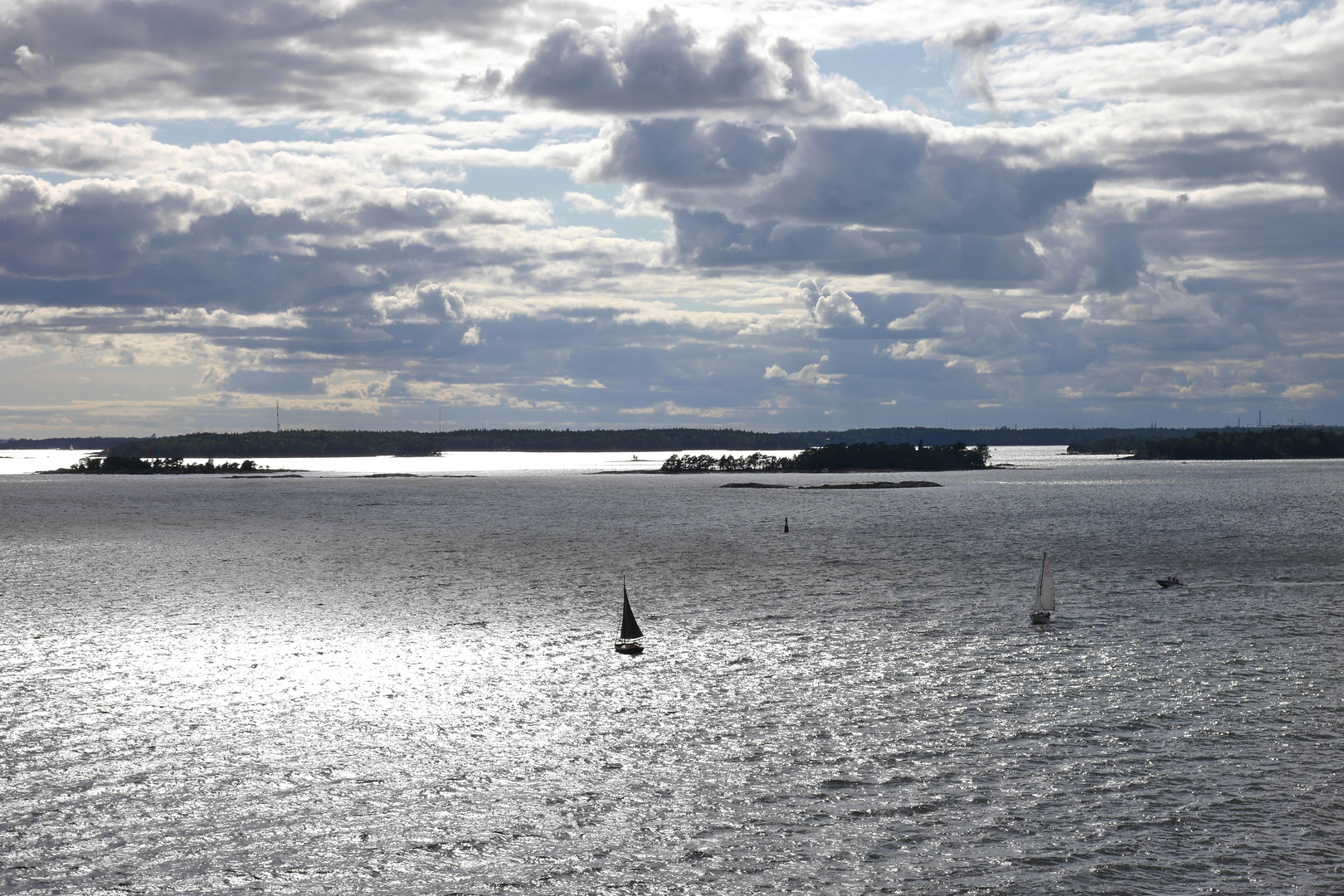 Lichtspiegelungen über dem Meer