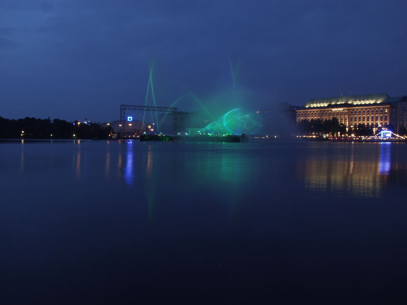 Lichtspiel aus Wasser an der Alster