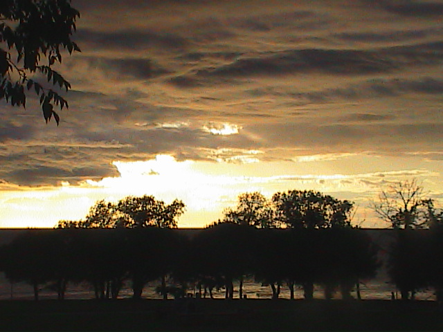 Lichtspiel Sonnenuntergang + Gewitterwolken