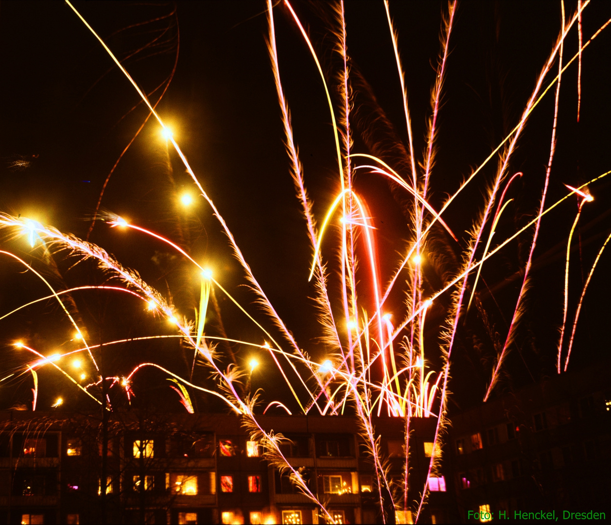 Lichtspiele am Plattenbau (1980er) im Format 6 cm x 9 cm  – (c) Hansjörg Henckel