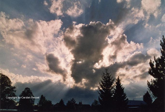 Lichtspiele durch die Wolken