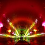 Lichtspiele im alten Elbtunnel in Hamburg