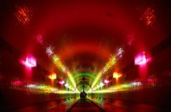 Lichtspiele im alten Elbtunnel in Hamburg