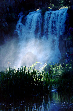 Lichtspiele im Wasserfall