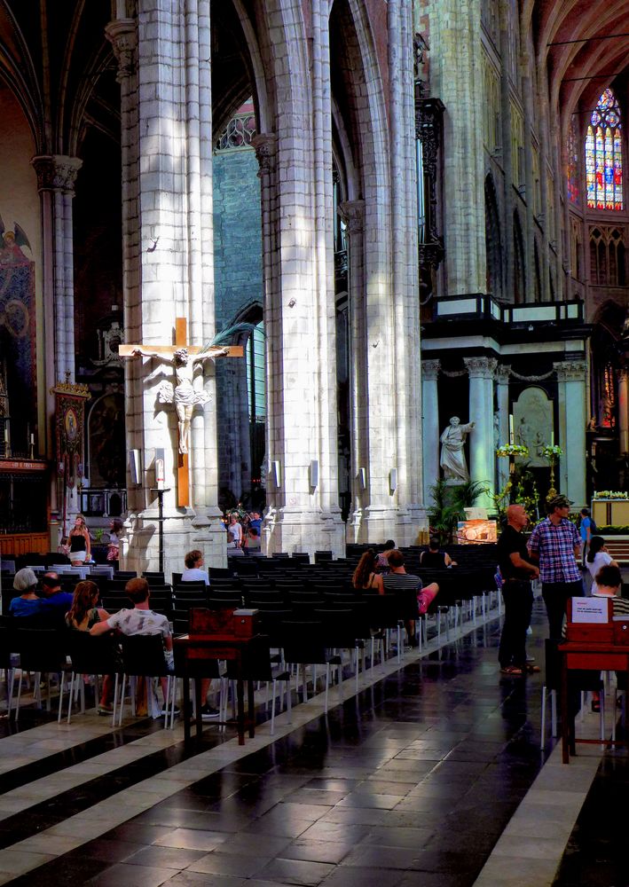 Lichtspiele in der Kathedrale von Gent