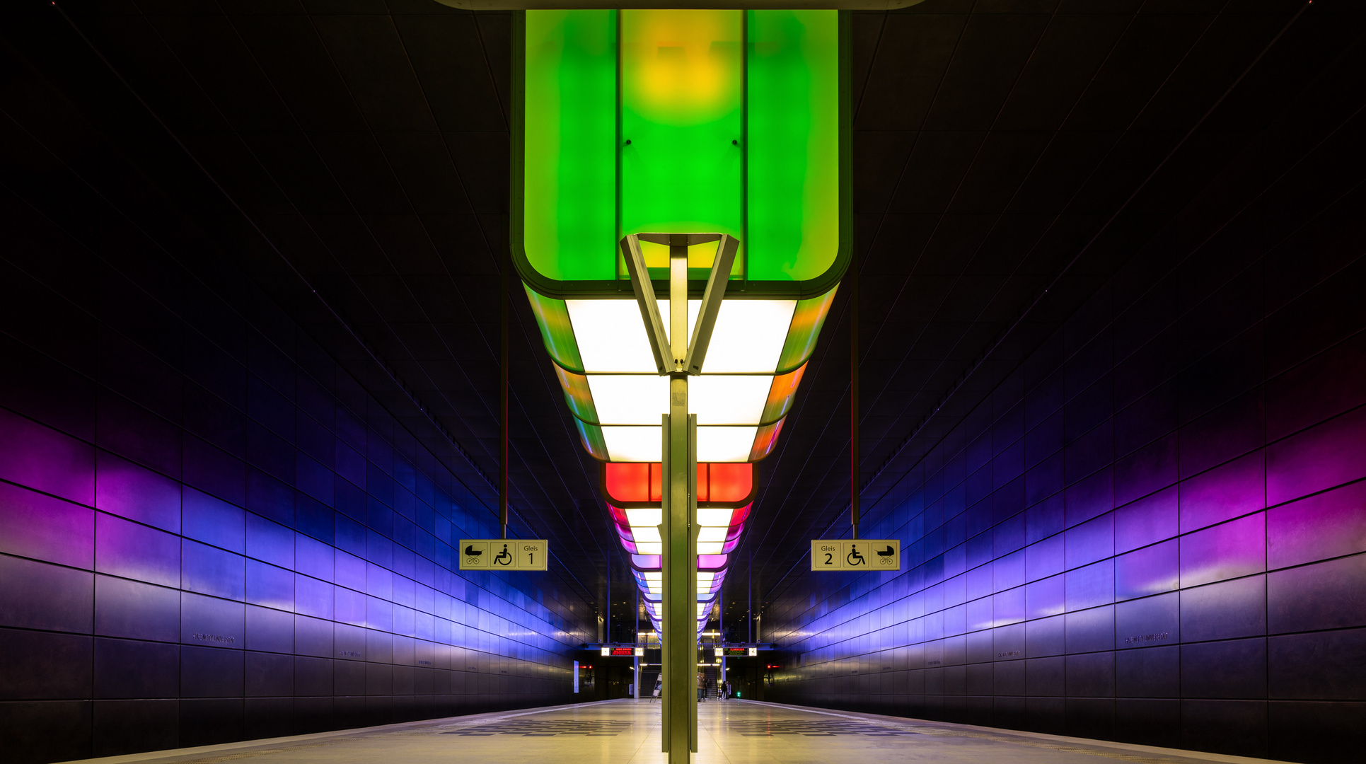 Lichtspiele in der U4-Station Hamburg Hafencity