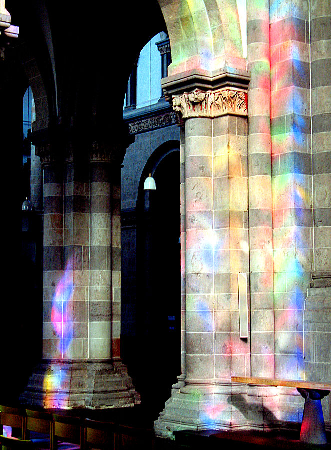 Lichtspiele mehrerer Kirchenfenster